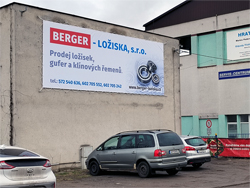 Fotografie parkoviště u prodejny